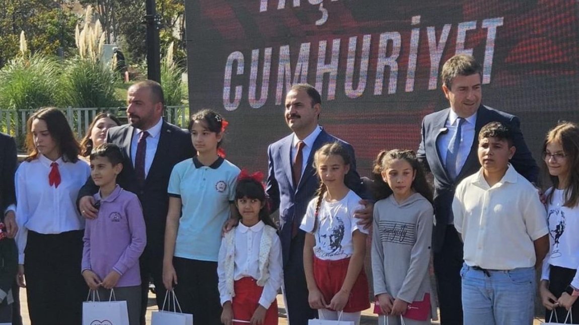 29 Ekim Cumhuriyet Bayramı konulu yarışmalarda dereceye giren öğrencilerimiz ödüllerini aldılar.